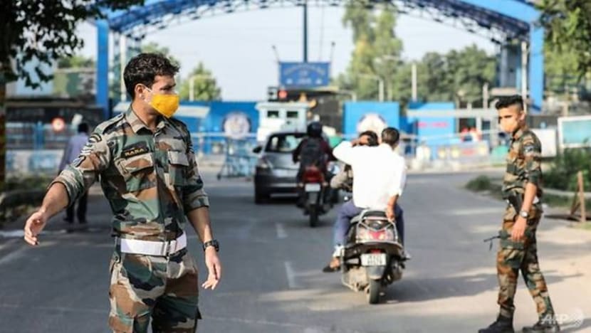 India siasat 'kemungkinan serangan dron' di pangkalan udara Jammu India siasat 'kemungkinan serangan dron' di pangkalan udara Jammu