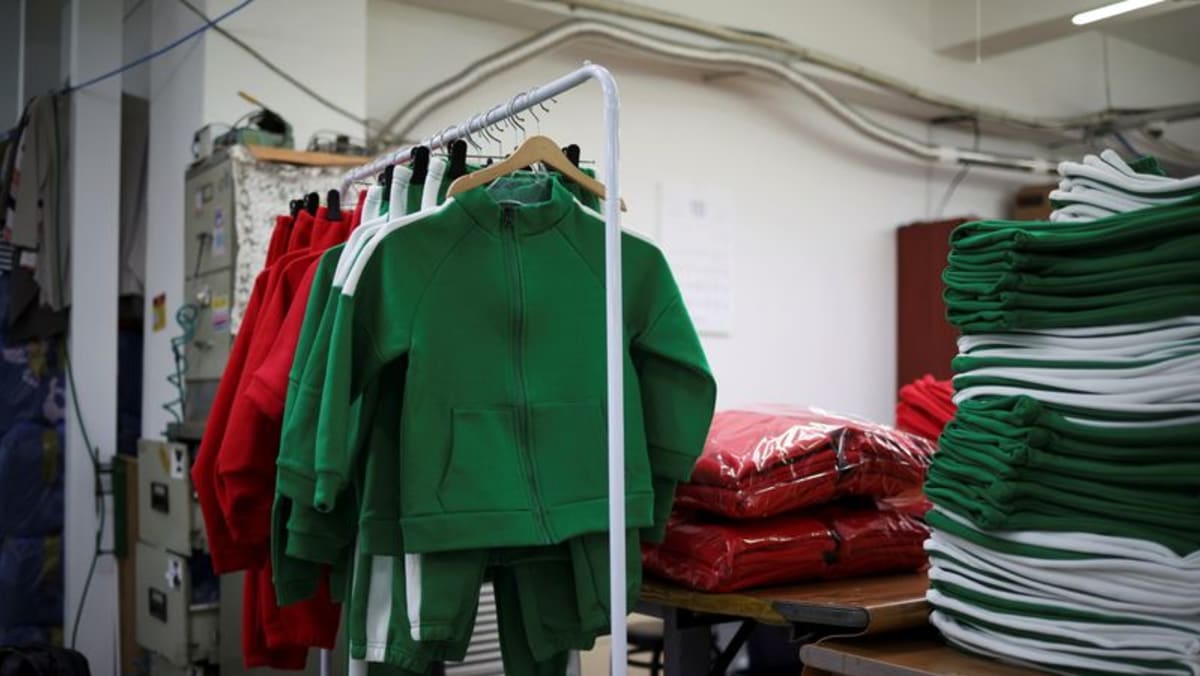 Permintaan yang tinggi untuk pakaian olahraga ‘Squid Game’ menyemangati sektor garmen Korea Selatan yang sedang kesulitan
