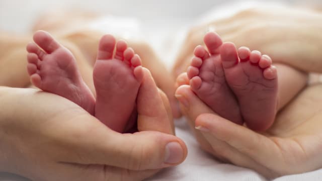 巴西19岁女子产下双胞胎 两胎父亲竟是不同人