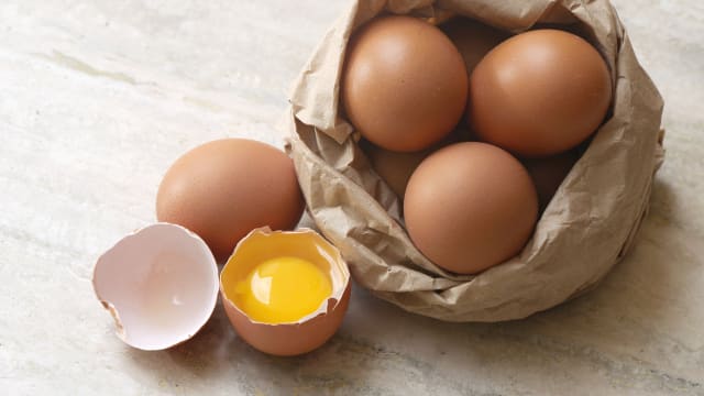 农场因成本高涨减少养鸡 马国鸡蛋短缺