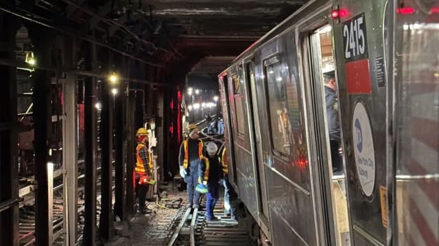 美国纽约市发生地铁脱轨事故 导致20多人受轻伤