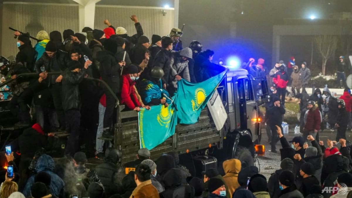 ‘Orang tua keluar!’: Kemarahan di Kazakhstan berfokus pada mantan pemimpin
