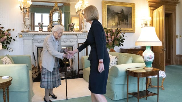 英国新党魁特拉斯正式接受英女王任命为首相