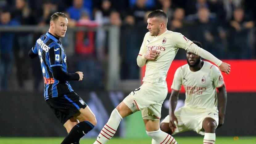 Milan hang on to beat Atalanta and close gap with leaders Napoli Milan hang on to beat Atalanta and close gap with leaders Napoli