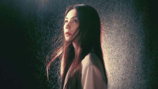 Ella陈嘉桦全新单曲《南方的月亮》　MV邀陈意涵演抢匪！