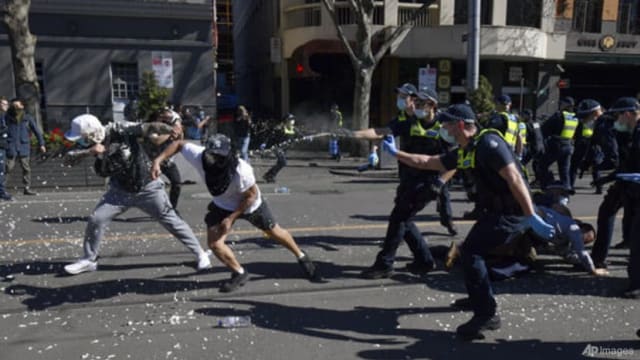 不满封城令 澳洲示威者同警方发生冲突