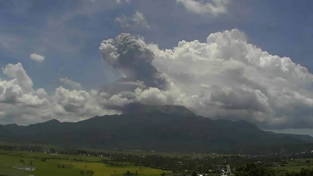 菲东布卢桑火山爆发 当局提高警报级别