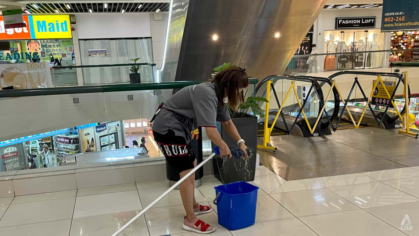 Heavy rain causes flooding at Bukit Timah Plaza Heavy rain causes flooding at Bukit Timah Plaza