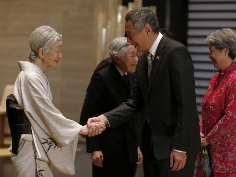 Japan's Emperor Akihito and Empress Michiko greet Prime Minister Lee Hsien Loong and Mrs Ho Ching at the Imperial Palace in Tokyo on Dec 13, 2013. Photo: AFP