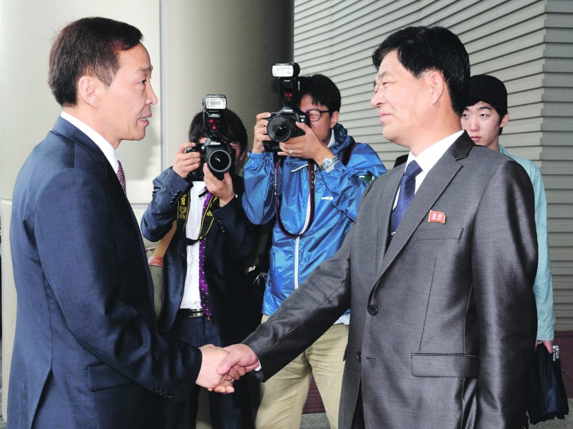South Korean delegation head Kim Ki Woong (left), meeting his North Korean counterpart Park Chol Su in Kaesong on Monday. Photo: Reuters