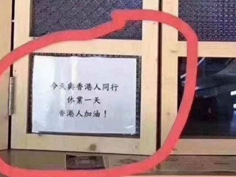 The offending notice in the window of branch of Yifang Taiwan Fruit Tea.