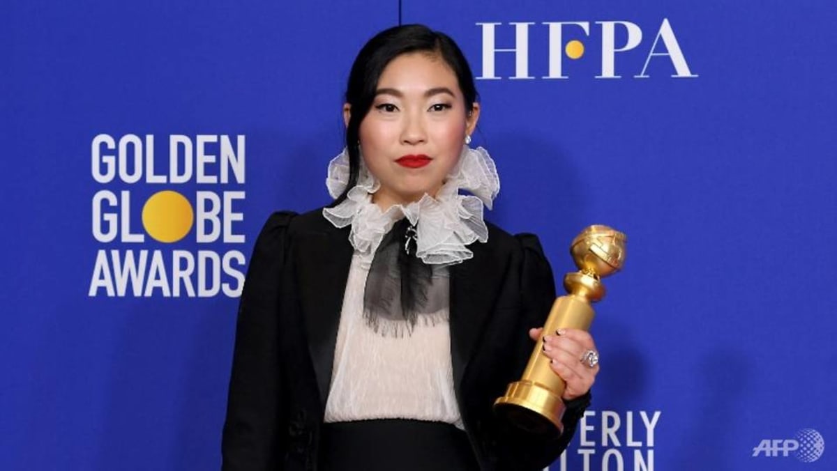 Awkwafina Makes History As First Asian Actor To Win A Golden Globe In Film Cna Lifestyle