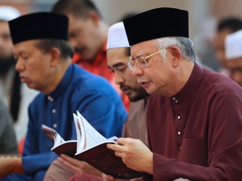Malaysia's Prime Minister Najib Razak, right, attends prayers at the National Mosque in Kuala Lumpur, on July 9, 2015. Photo: Bloomberg