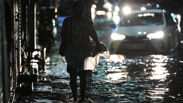 台风卡努逼近日本冲绳 狂风暴雨造成部分家庭断电