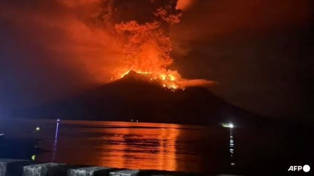 印尼鲁昂火山爆发 至少800人被迫疏散