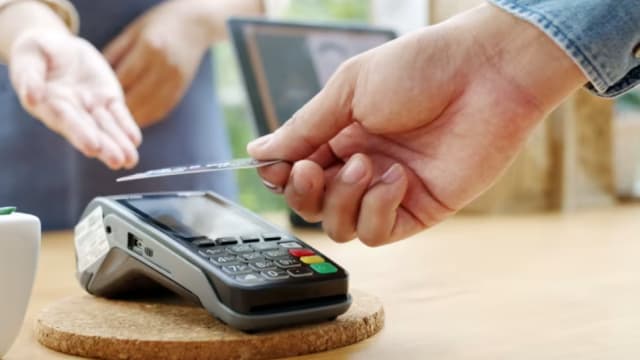 本地至少两家外国银行上调信用卡相关利息和收费