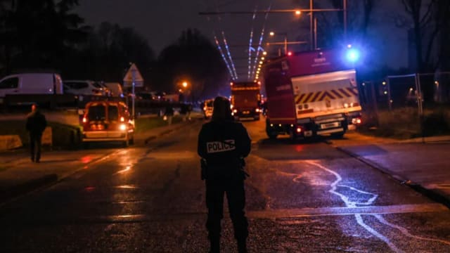 法国里昂一建筑发生火灾 十人死亡包括五名儿童