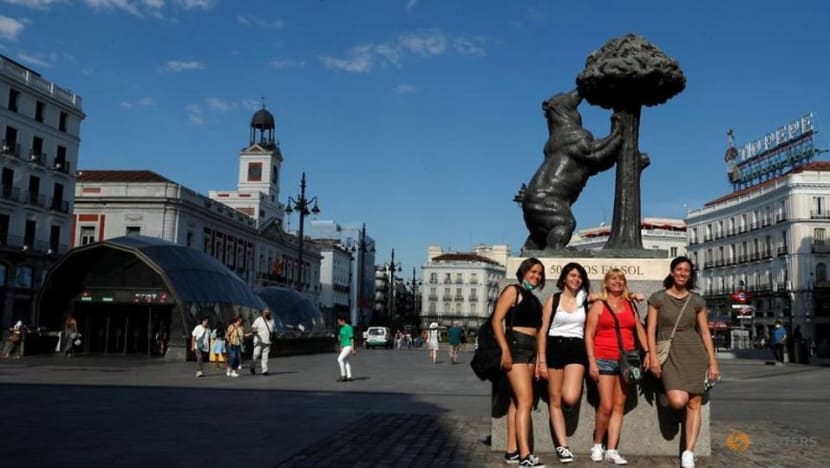 Spain scraps outdoor mask-wearing rule, but many stay covered up Spain scraps outdoor mask-wearing rule, but many stay covered up