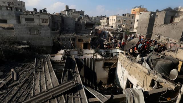 Israel bombards southern Gaza as humanitarian crisis reaches 'breaking point'
