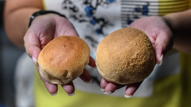 受通胀冲击 菲律宾“穷人面包”大缩水