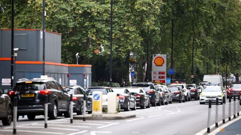 Lengthy queues build outside gas stations in London again Lengthy queues build outside gas stations in London again
