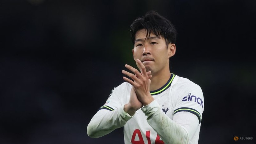 Soccer-Spurs edge towards last 16 with 3-2 win over 10-man Frankfurt Soccer-Spurs edge towards last 16 with 3-2 win over 10-man Frankfurt