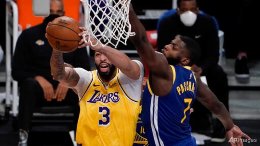 Basketball: Warriors rally from 14 down in 4th, beat Lakers 115-113