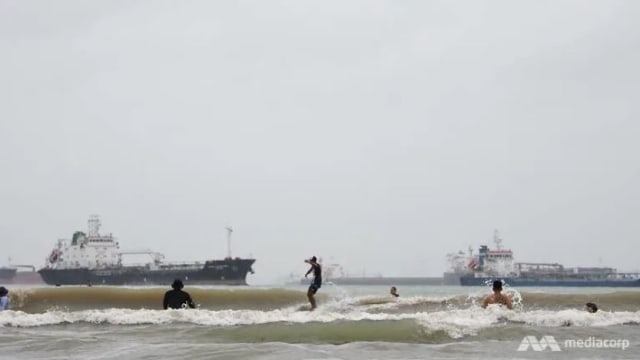 樟宜海域罕见浪潮 吸引多名冲浪者
