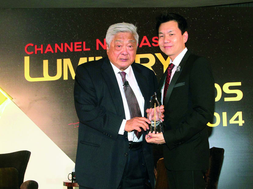 Mr John Gokongwei Jr receiving CNA’s Lifetime Achievement Award from MediaCorp CEO Shaun Seow. 
Photo: Ooi Boon Keong