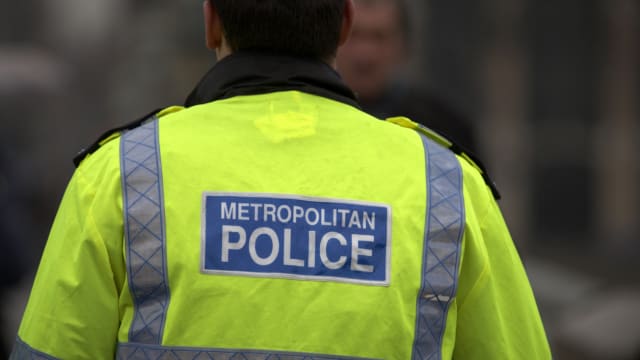 伦敦警察因击毙一名黑人青年被控谋杀 一些警察拒绝持枪执勤
