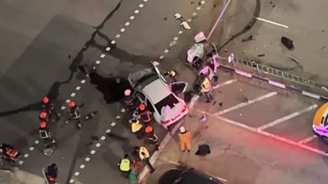 盛港凌晨轿车猛撞灯柱 乘客夹车中 受伤送院