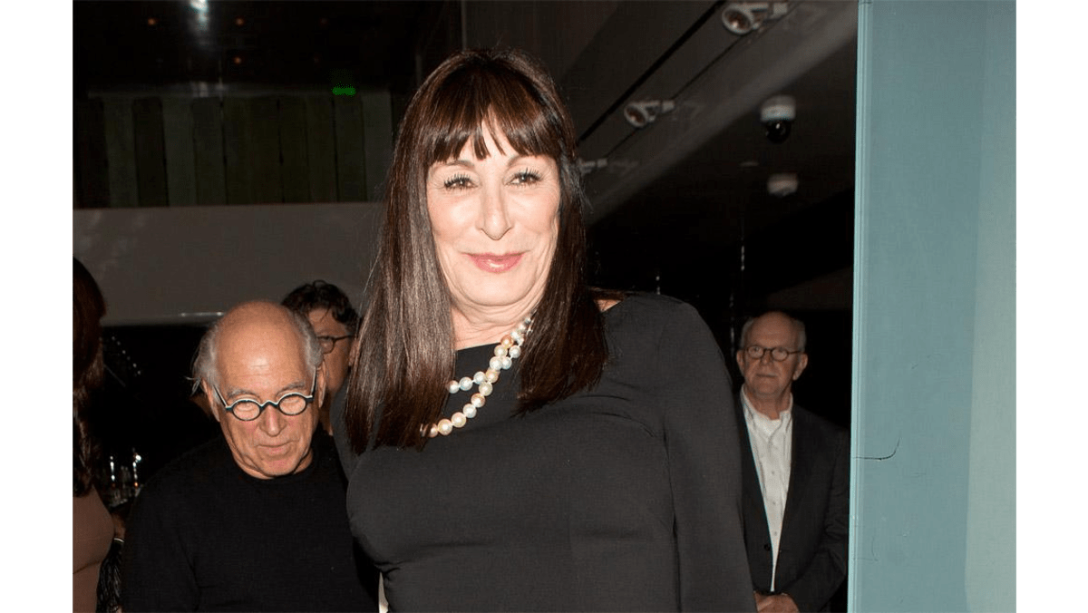 Anjelica Huston defends Woody Allen 8days