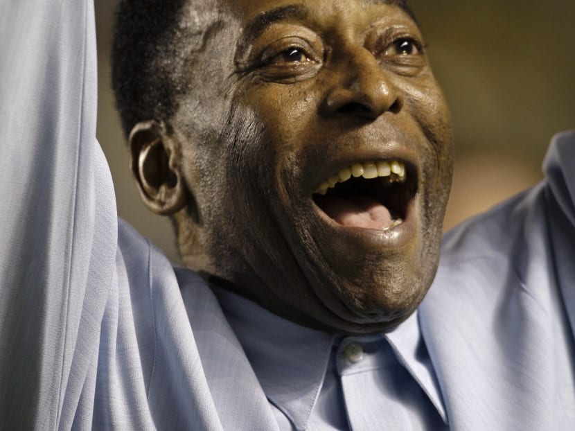 In this Nov 19, 2008 file photo, Brazil'soccer great Pele greets supporters prior to a friendly soccer match in Brasilia, Brazil. Photo: AP
