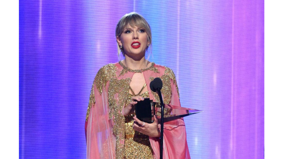 Taylor Swift leads AMA winners 8 Days