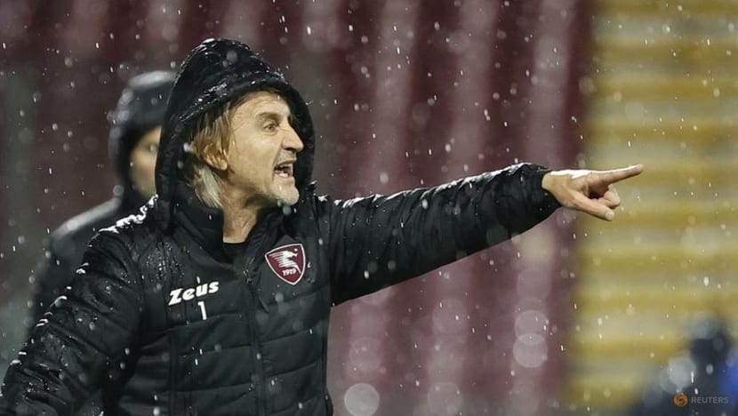 Napoli ease to 2-0 win at Salernitana Napoli ease to 2-0 win at Salernitana