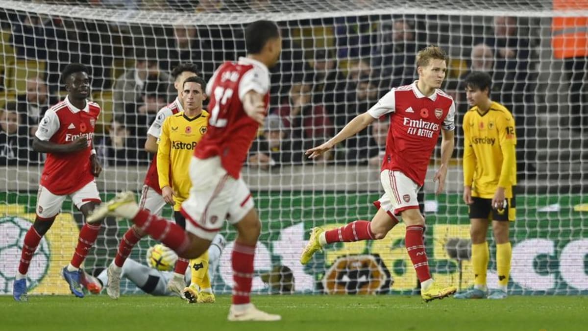 Arsenal mengalahkan Wolves 2-0 untuk memperpanjang keunggulan mereka di Liga Premier
