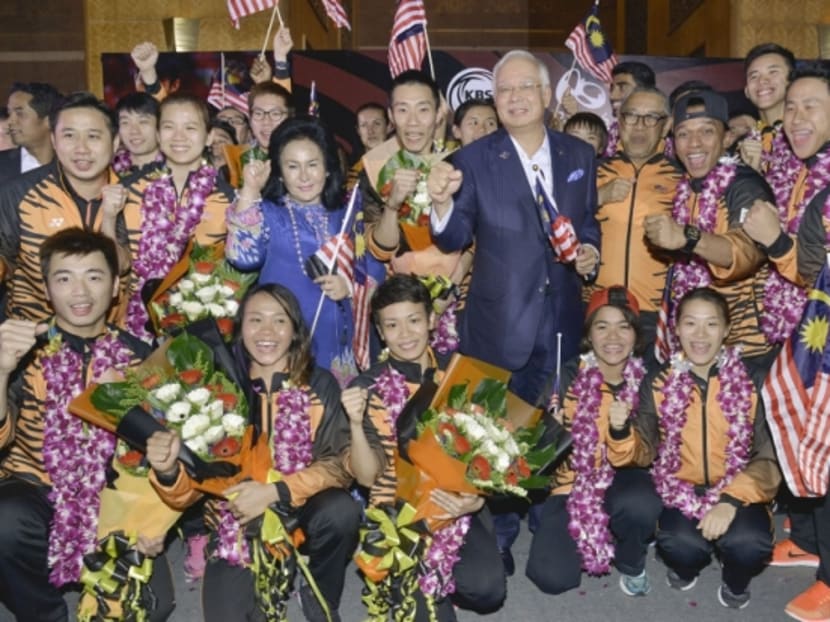 Malaysia Prime Minister Najib Razak (centre) posing with his wife Rosmah Mansor and the Malaysian contingent from the 2016 Rio Olympics at KLIA August 24, 2016. Photo: The Malay Mail Online