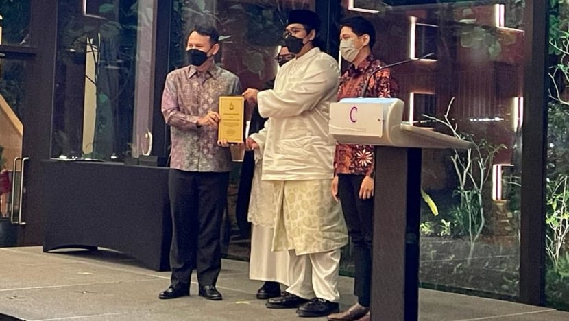 Budi 23 sukarelawan Persatuan Persuratan Pemuda Pemudi Melayu (4PM) dijunjung Budi 23 sukarelawan Persatuan Persuratan Pemuda Pemudi Melayu (4PM) dijunjung