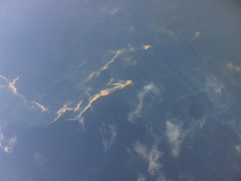 An aerial view of an oil spill is seen from a Vietnamese Air Force aircraft in the search area for a missing Malaysia Airlines plane. Photo: REUTERS