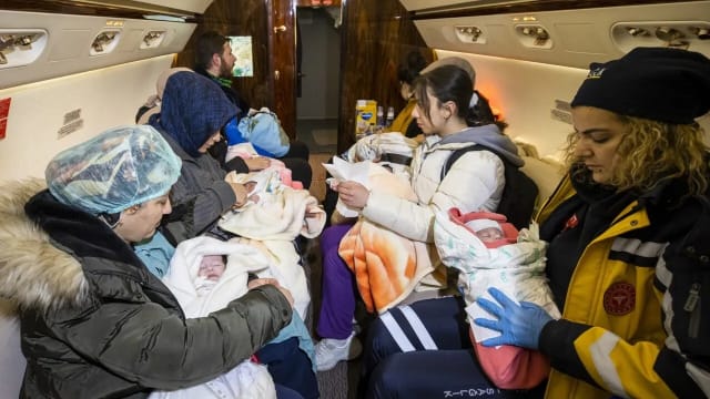 土耳其出动总统专机 助将16名获救婴儿送救 