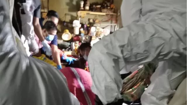 马国男子陈尸家中 救援人员出动切割机取出肿胀遗体