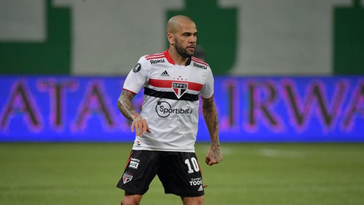 Sepak Bola – Barca menyetujui kesepakatan untuk menandatangani kembali Alves Brasil untuk sisa musim