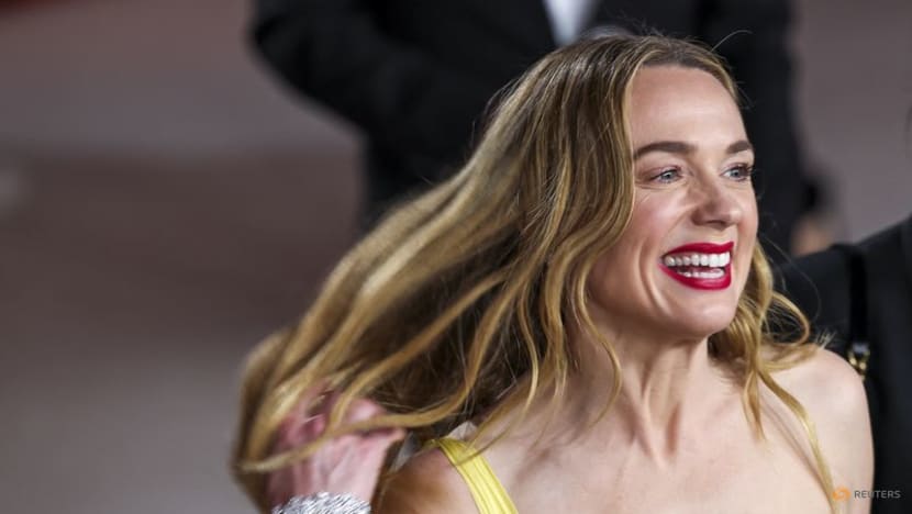 Stars flaunt shimmery, bold looks on Oscars 'champagne' red carpet Stars flaunt shimmery, bold looks on Oscars 'champagne' red carpet