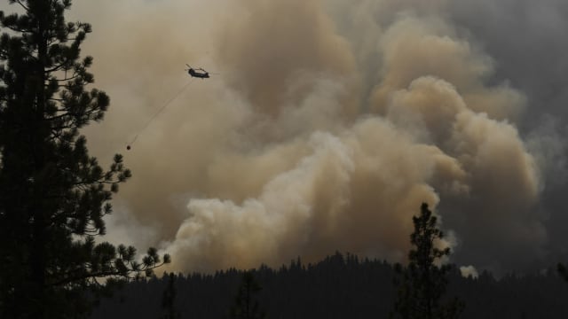 美国加州林火持续狂烧 千人疏散