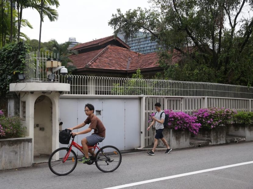 Two people go past 38 Oxley Road. Mr Lee Hsien Yang, the brother of Prime Minister Lee Hsien Loong, has denied that he wants to redevelop the property. TODAY file photo