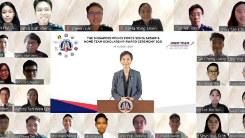 26 pelajar terima anugerah biasiswa Pasukan Polis S'pura dan Home Team tahun ini 26 pelajar terima anugerah biasiswa Pasukan Polis S'pura dan Home Team tahun ini