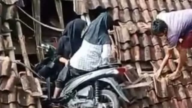 两女孩连人带摩托撞屋顶 村民啧啧称奇助脱困