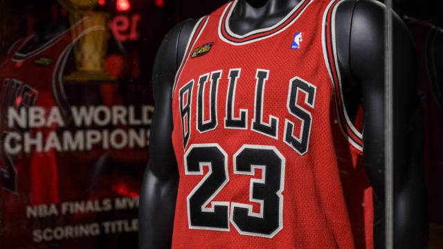 NBA球星乔丹多件物品被拍卖 球衣成价料高达500万美元