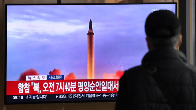 韩美在朝鲜发射短程弹道导弹后进行导弹拦截演习