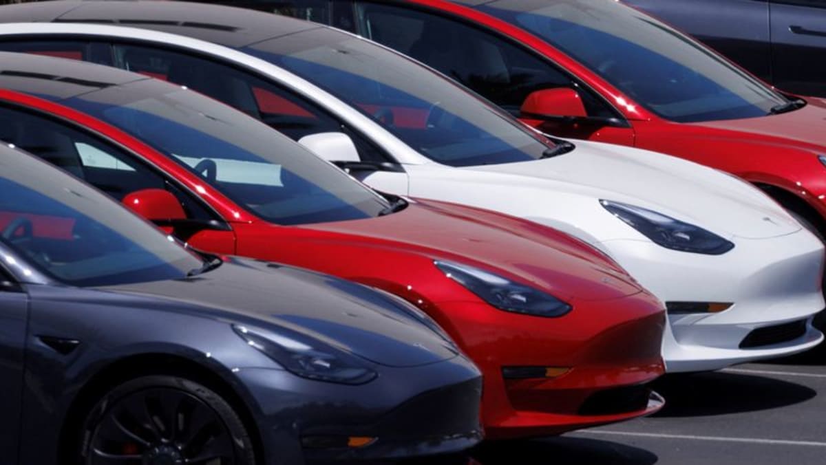 Eksklusif-Dua senator AS menulis surat kepada CEO Tesla Elon Musk setelah penyelidikan Reuters